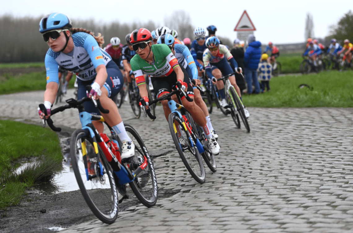 云南队冲刺季后赛,英勇突围获得关键性胜利 云南队冲刺季后赛,英勇突围获得关键性胜利