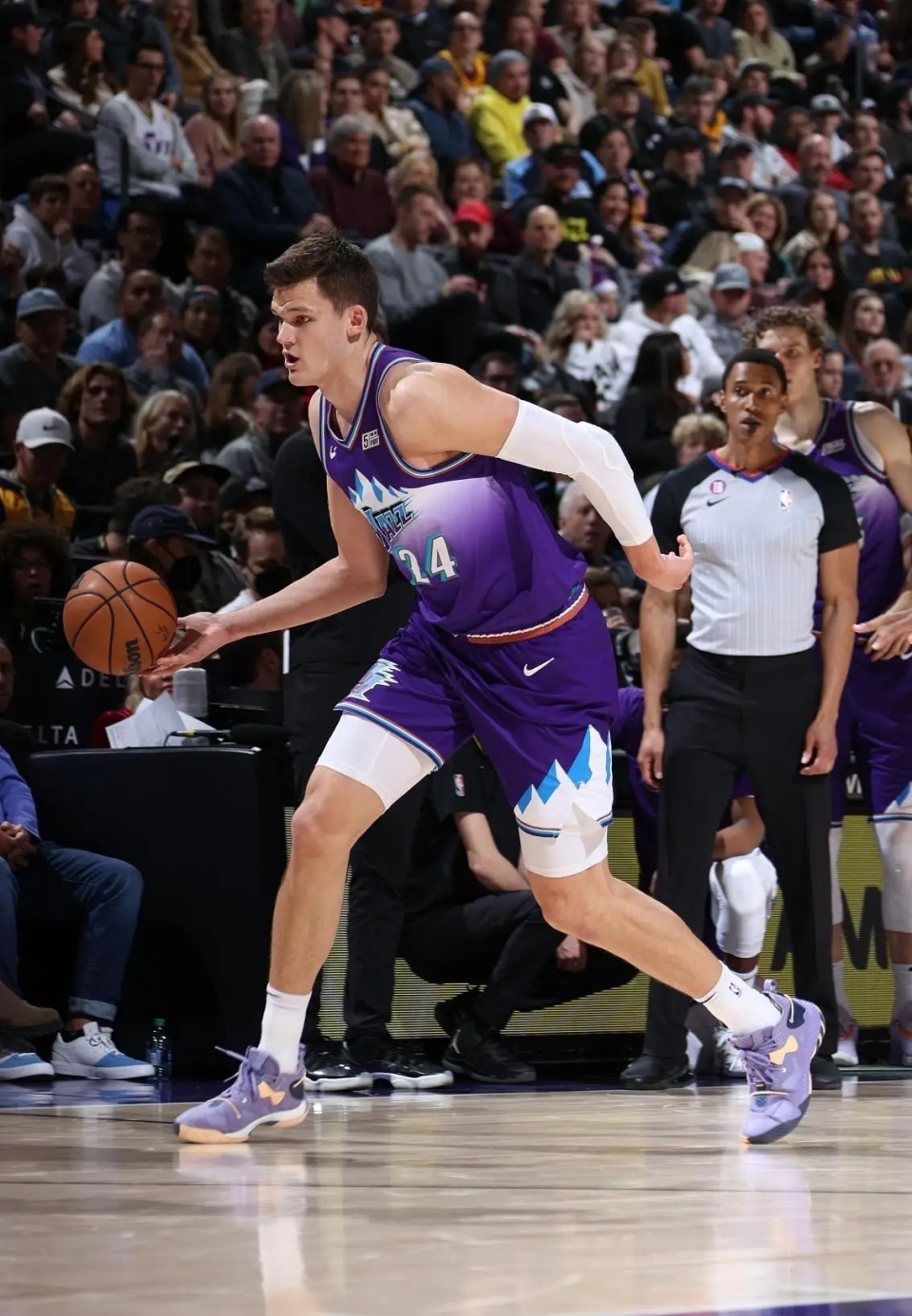 意外传球！球员巧妙动作出奇制胜的简单介绍