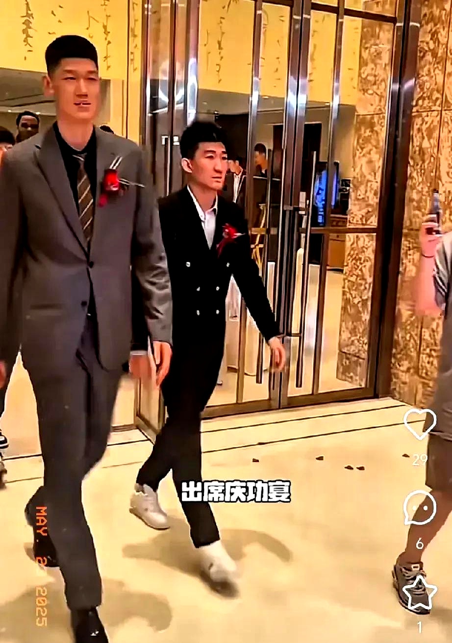 球队夺冠后队员狂欢不止，庆功宴上尽情狂欢的简单介绍